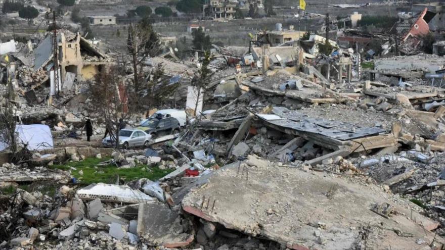 La gente se encuentra entre los escombros de edificios destruidos tras ataques aéreos israelíes en la aldea de Aita al-Shaab, sur del Líbano, 28 de enero de 2025. (Foto AFP)