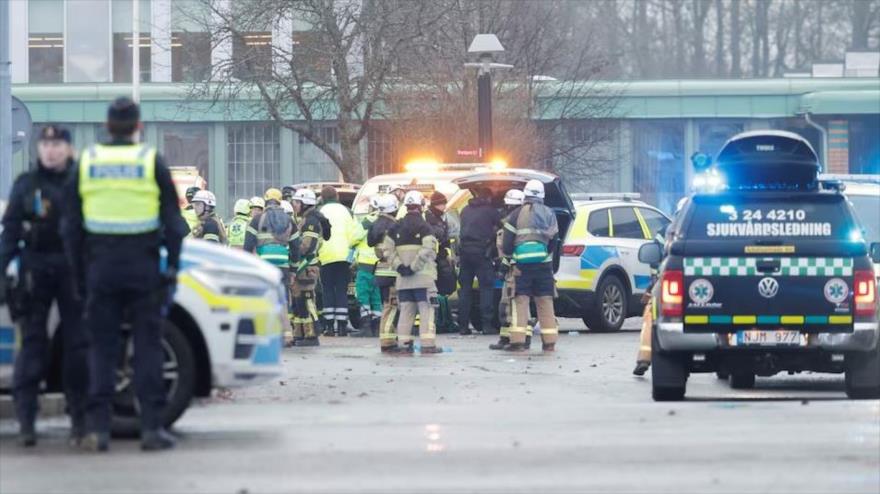 Personal de emergencia y policía trabajan en centro de educación para Campus Risbergska, tras ataque con disparos, Örebro, Suecia, 4 de febrero de 2025. (Foto: Reuters)
