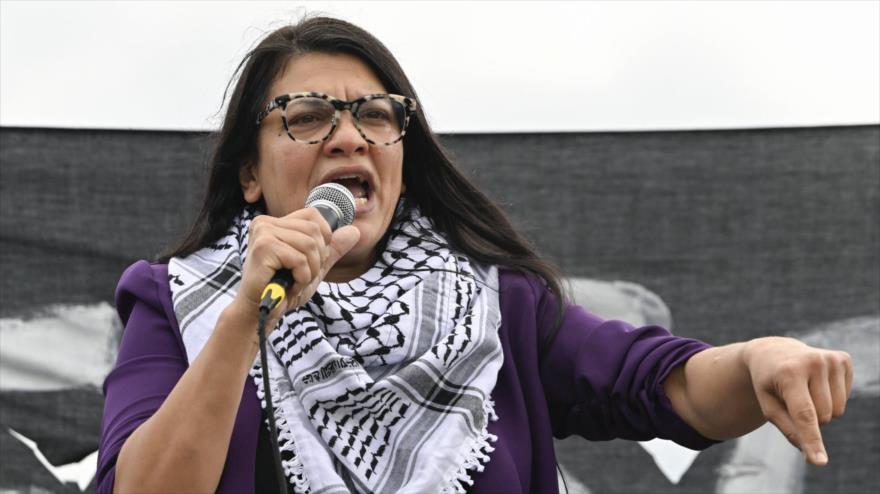 La congresista palestino-estadounidense Rashida Tlaib habla en una manifestación contra la violencia israelí en Washington, D.C., EE. UU., 18 de octubre de 2023. (Foto: AA)