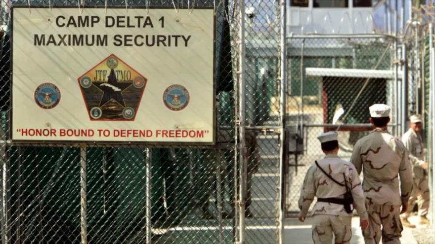 Guardias militares estadounidenses caminan dentro de la prisión militar Camp Delta, en la Base Naval estadounidense de la Bahía de Guantánamo, Cuba. FOTO: AP 