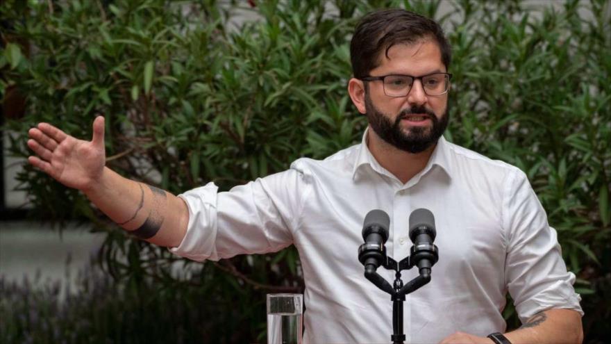 El presidente de Chile, Gabriel Boric, habla en una rueda de prensa en el Palacio de la Moneda, Santiago, la capital. (Foto: AFP)