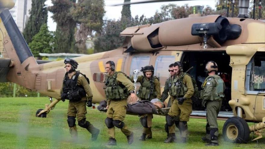 Un soldado israelí herido en un ataque en las afueras de Gaza es trasladado al Hospital Soroka en la ciudad de Beerseba, 24 de diciembre de 2014.