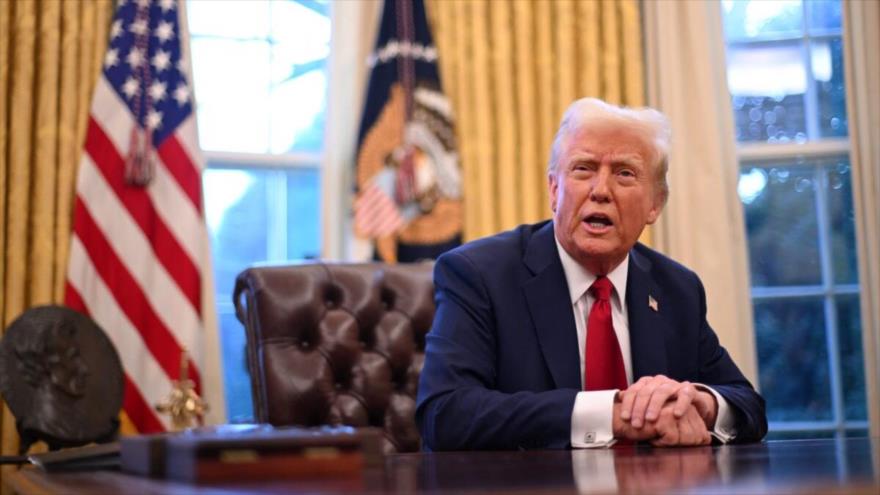 El presidente de EE.UU., Donald Trump, habla con periodistas en la Oficina Oval de la Casa Blanca en Washington, DC, 30 de enero de 2025. (Foto: AFP)