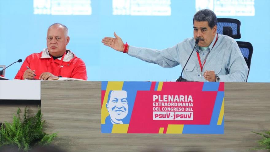 El presidente de Venezuela, Nicolás Maduro, (dcha.) habla durante una reunión del Partido Socialista Unido de Venezuela (PSUV), 6 de febrero de 2025.
