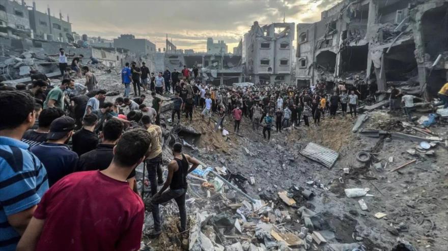 Palestinos buscan a supervivientes tras un ataque israelí en el campo de refugiados de Yabalia en el norte de la Franja de Gaza.