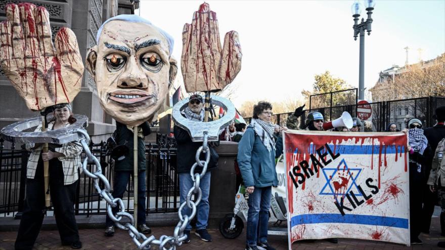 La gente protesta contra la visita del primer ministro israelí, Benjamín Netanyahu, a EE.UU. en Washington D.C., 04 de febrero de 2025.