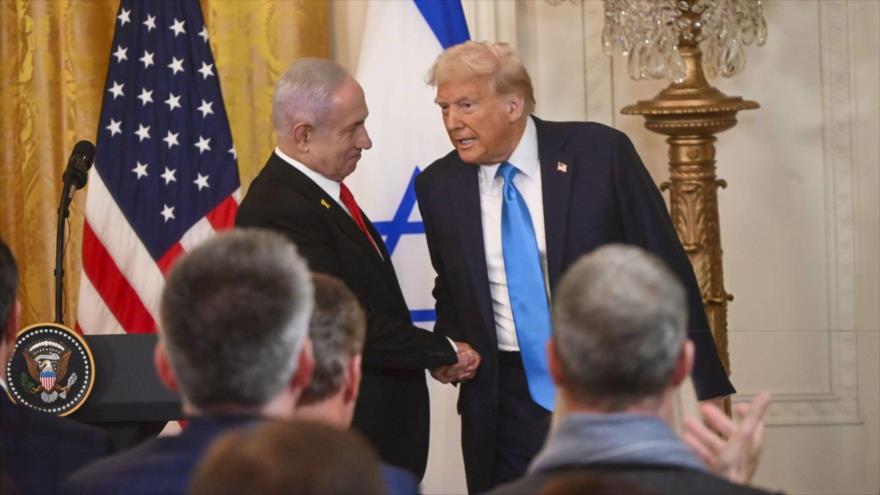 El presidente de EE.UU., Donald Trump, y el primer ministro israelí, Benjamín Netanyahu, se dan la mano en la Casa Blanca, 4 de febrero de 2025.