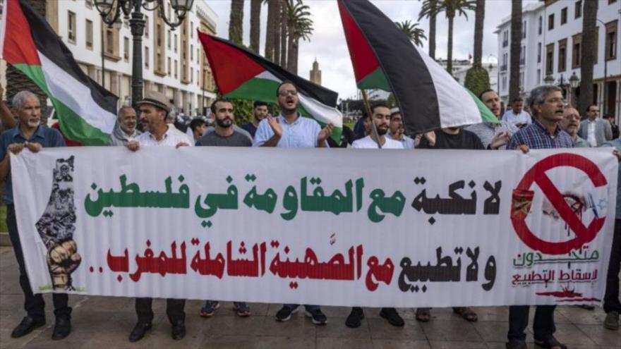 Marroquíes participan en una marcha en defensa al pueblo y la Resistencia en la Franja de Gaza y contra las atrocidades del régimen de Israel.