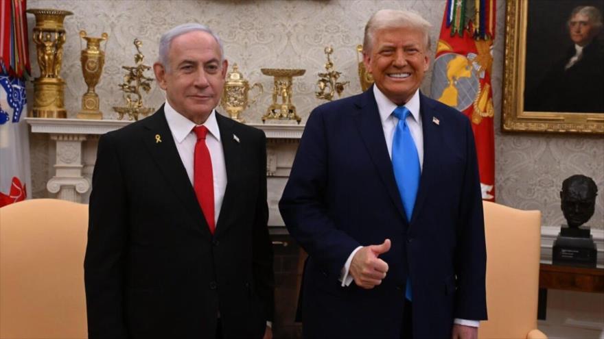 El primer ministro israelí, Benjamín Netanyahu, y el presidente de EE.UU., Donald Trump (dcha.), se reúnen en la Casa Blanca, 4 de enero de 2025.