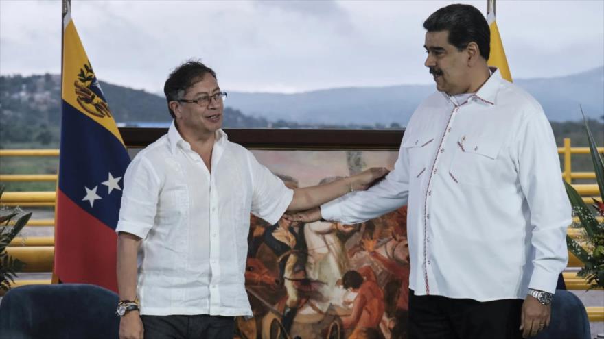 Presidente de Venezuela, Nicolás Maduro (dcha.) y su par de Colombia, Gustavo Petro. (Foto: Bloomberg)