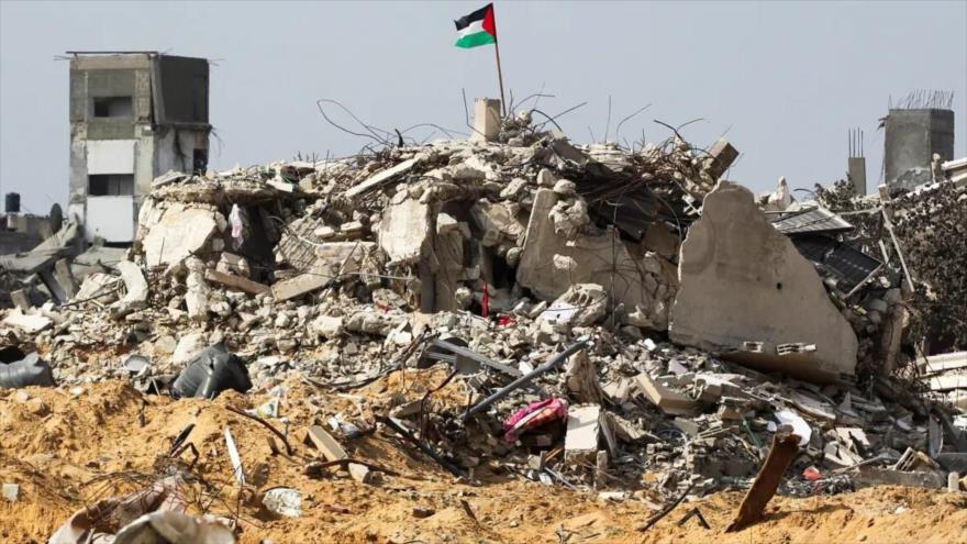 Una bandera palestina ondea entre los escombros de los edificios destruidos durante la ofensiva israelí en Rafah, en el sur de Gaza. (Foto: Reuters)