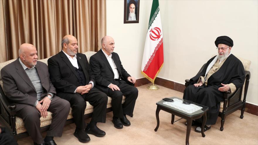 El Líder de Irán, Seyed Ali JAmenei (dcha.), reunido con altos miembros de HAMAS, en Teherán, 8 de febrero de 2025.