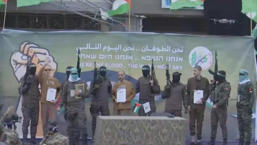 Combatientes de HAMAS liberan a los retenidos liberados en Deir al-Balah, en el centro de Gaza, 8 de febero de 2025. (Foto: Reuters)