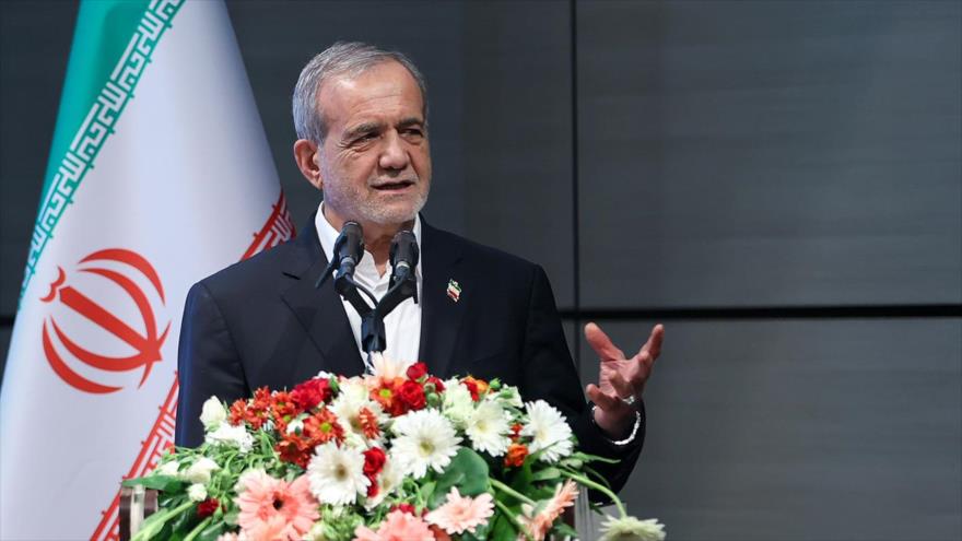 
El presidente de Irán, Masud Pezeshkian, durante una ceremonia para inaugurar varios proyectos industriales y turísticos en la ciudad de Siryan, 8 de febrero de 2025. (Foto: President.ir)
