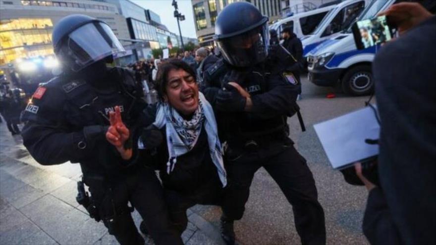 La policía arresta a un manifestante pro-palestino en Frankfurt (Alemania), 18 de octubre de 2023. (Foto: REUTERS)