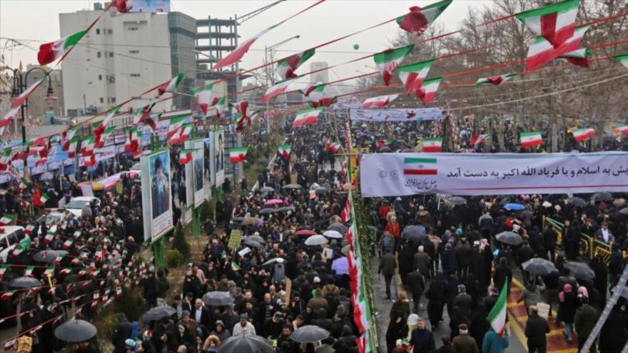 Los iraníes marchan durante una ceremonia para celebrar el 40.º aniversario de la Revolución Islámica en la capital, Teherán, 11 de febrero de 2019.