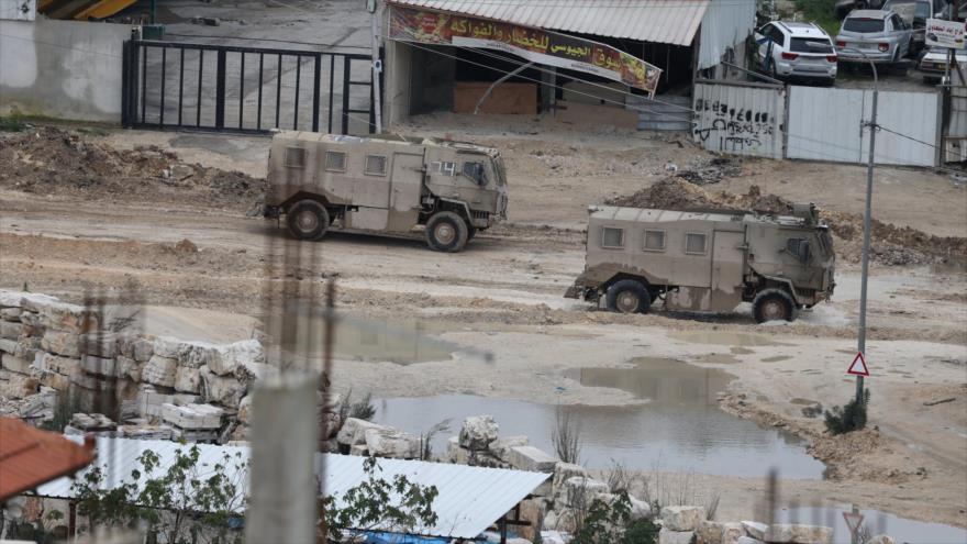 Vehículos militares israelíes pasan por una carretera en campo de refugiados de Nur Shams, cerca de Tulkarem, Cisjordania ocupada, Palestina, 9 de febrero de 2025. (Foto: EPA)