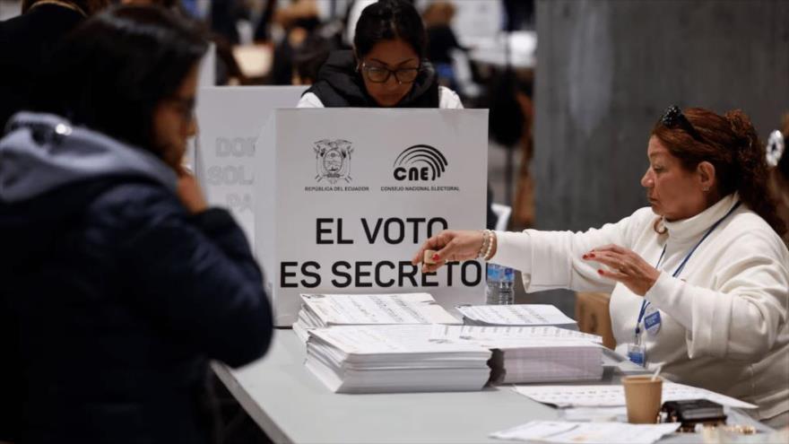 Un centro de votación durante las elecciones presidenciales en Ecuador.