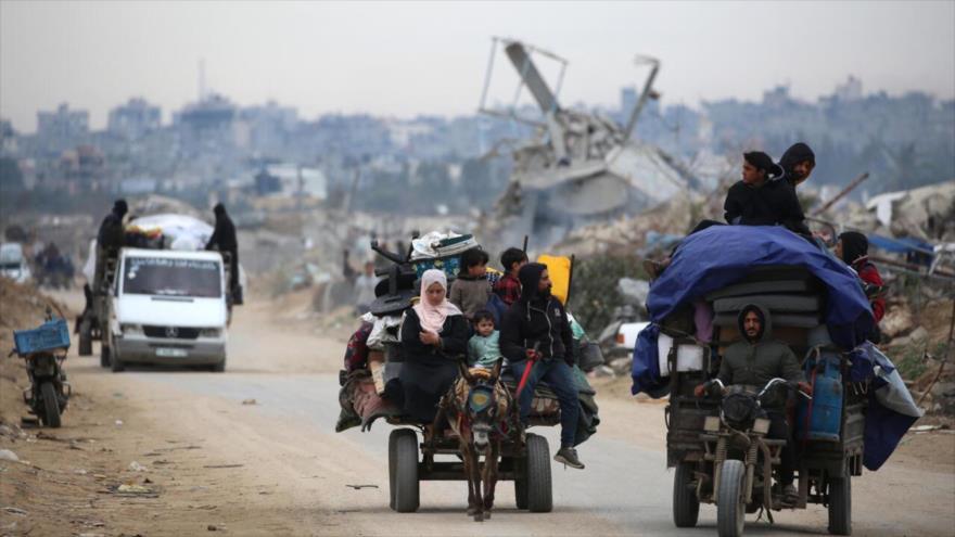 Palestinos desplazados cruzan el corredor de Netzarim en su camino hacia norte de Gaza, 9 de febrero de 2025. (Foto: AFP)