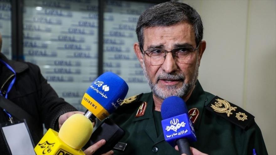 El comandante de la Fuerza Naval del CGRI de Irán, el contralmirante Alireza Tangsiri, habla con periodistas, 9 de febrero de 2025. 