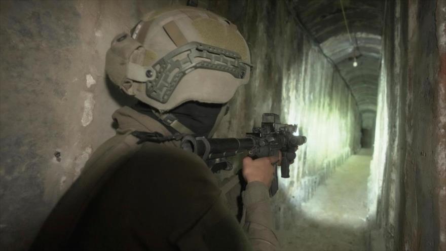 Un soldado israelí en un túnel de los combatientes de la Resistencia palestina en el norte de Gaza.