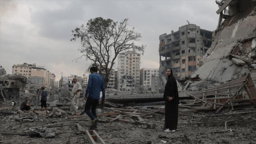 Gazatíes en zonas destruidas por la guerra, en octubre de 2023. (foto: MSF) 