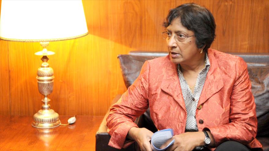 La principal investigadora de las Naciones Unidas sobre derechos humanos en Palestina, Navi Pillay, durante una rueda de prensa.