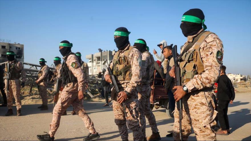 Combatientes de HAMAS antes de entregar a retenidos israelíes a un equipo de la Cruz Roja en la Franja de Gaza. (Foto: AFP)