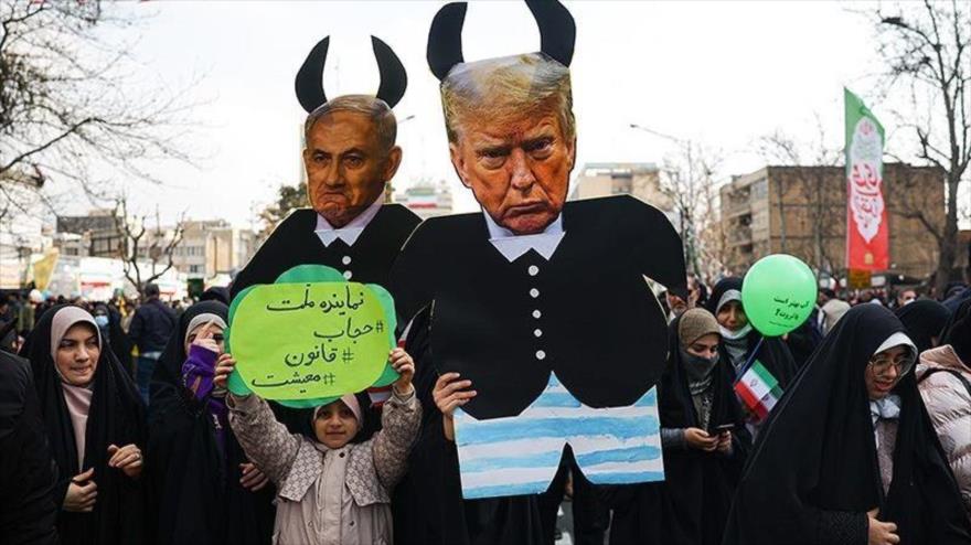 Participantes en la marcha conmemorativa de la Revolución Islámica de Irán en Teherán sostienen efigies de Netanyahu y Trump, disfrazadas de animales, 10 de febrero de 2025.