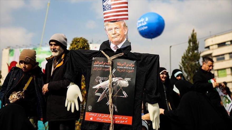 Un participante en la marcha conmemorativa de la Revolución Islámica de Irán en Teherán sostiene una efigie de Trump, 10 de febrero de 2025.