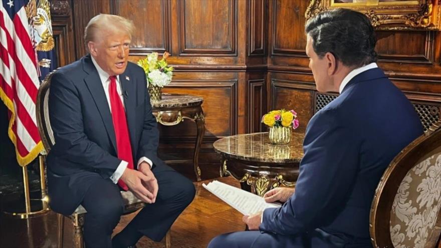 El presidente de EE.UU., Donald Trump, habla en una entrevista con un presentador de Fox News, febrero de 2025.