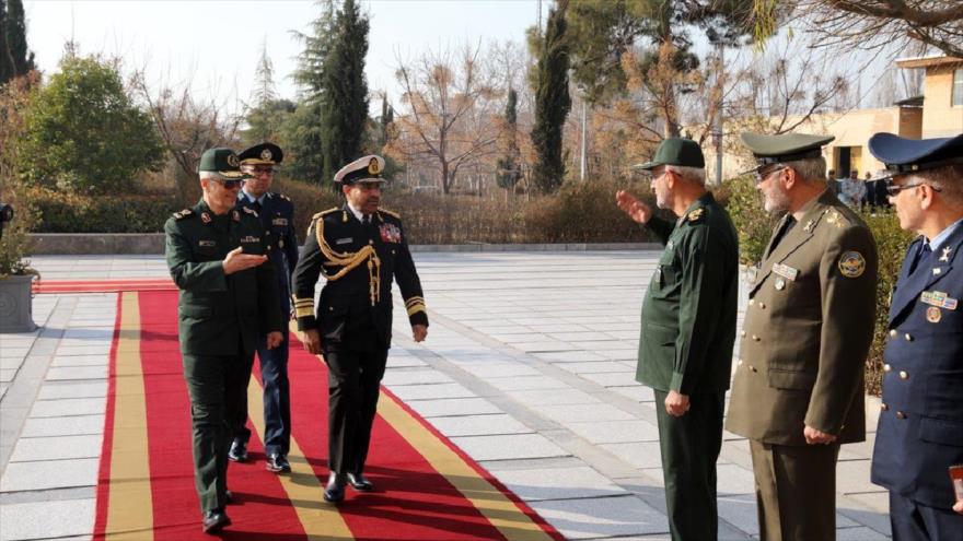 El jefe de Estado Mayor de Fuerzas Armadas de Irán, Mohamad Hosein Baqeri (izd.), y el vicealmirante Abdullah Khamis Al Raisi, durante una reunión, Teherán, 11 de febrero de 2025.