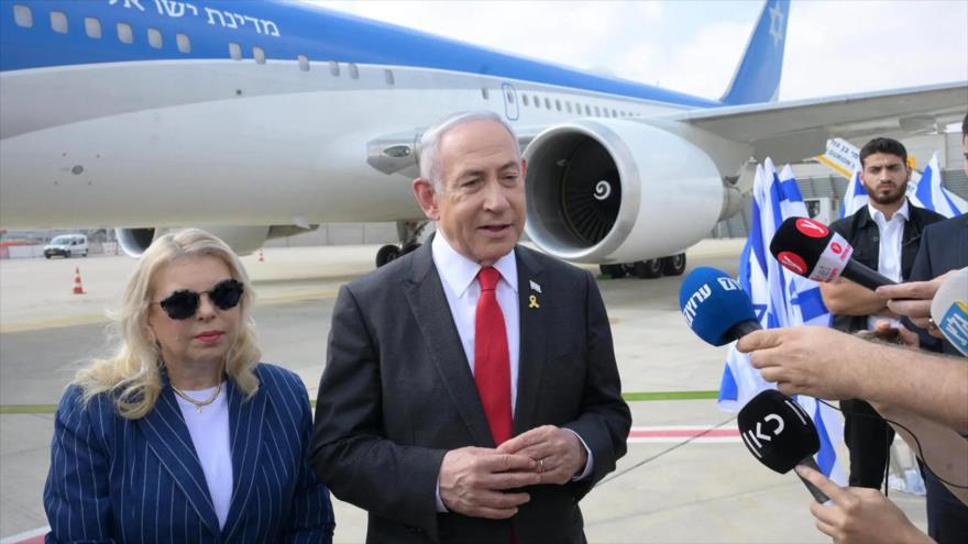 El primer ministro israelí, Benjamín Netanyahu, habla con periodistas en el aeropuerto Ben Gurión en Tel Aviv antes de su visita a Washington.