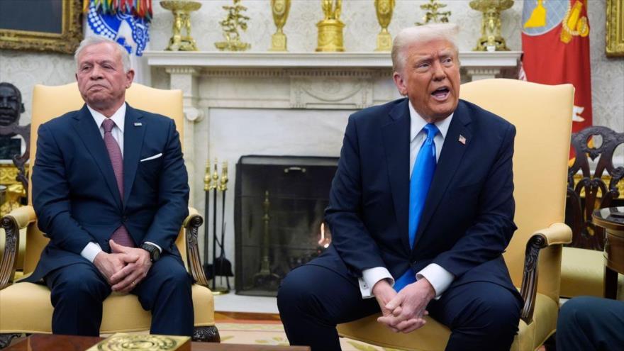 El presidente de EE.UU., Donald Trump (dcha.), y el rey jordano Abdulá II, durante una reunión en la Casa Blanca, 11 de febrero de 2025. (Foto: AFP)