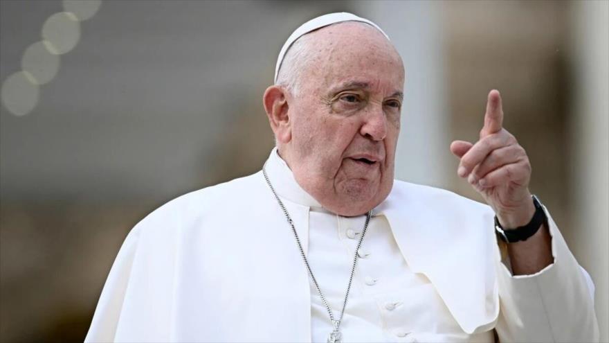 El papa Francisco ofrece un discurso en el Vaticano.