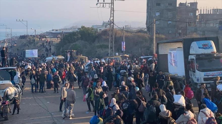 Decenas de miles de desplazados palestinos regresan al norte de Gaza tras el alto el fuego, 27 de enero de 2025. (Foto: MEE)