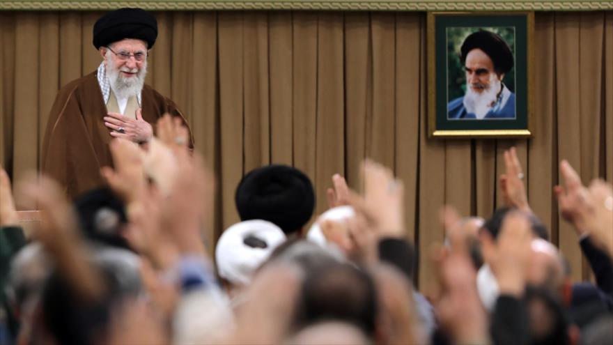 El Líder de Irán, el ayatolá Seyed Ali Jamenei, reunido con científicos, especialistas y autoridades de la industria de defensa del país, 12 de febrero de 2024.