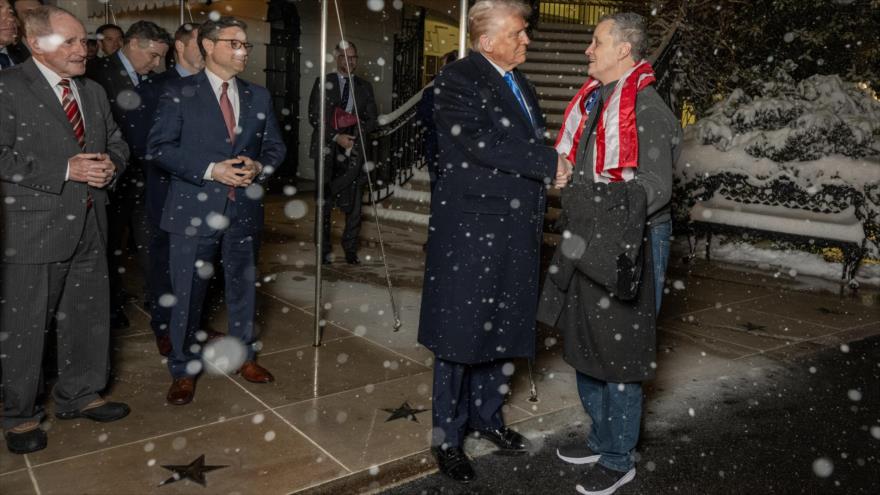 El presidente de EE.UU., Donald Trump, recibe en la Casa Blanca a Marc Fogel, el maestro estadounidense liberado por Rusia, 11 de febrero de 2025.