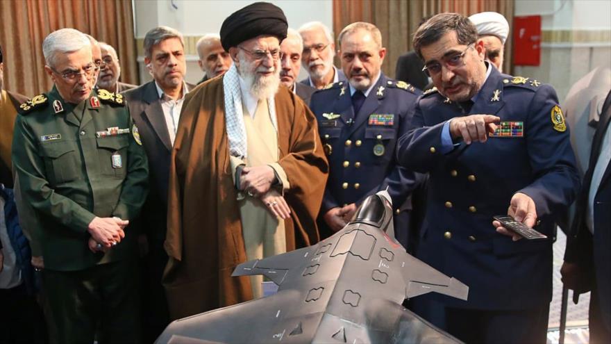 El Líder de Irán, el ayatolá Seyed Ali Jamenei, visita la exposición de los últimos logros de la industria de defensa, 12 de febrero de 2025.