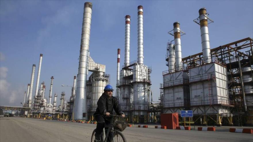 Refinería de Petróleo al Sur de Teherán. (foto: AP)