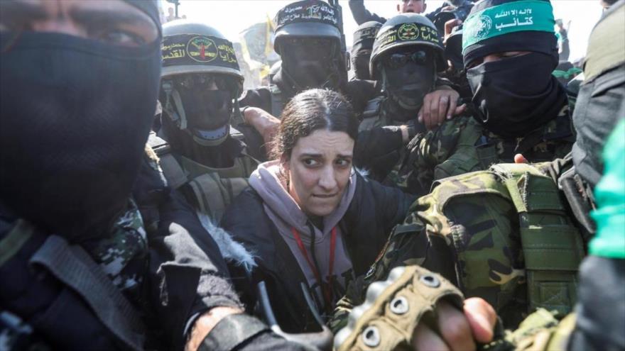 Combatientes de Yihad Islámica y HAMAS liberan a la retenida israelí, Arbel Yehoud, en jan Yunis, 30 de enero 2025. (Foto: Reuters)