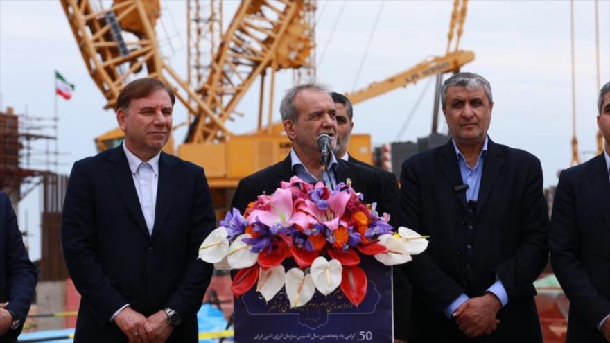 El presidente iraní, Masud Pezeshkian (C), durante su visita a la central nuclear de Bushehr, en el sur de Irán, 13 de febrero de 2025.