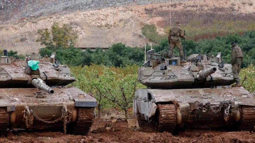 Fuerzas israelíes se encuentran sobre un tanque Merkava estacionado cerca de la frontera con el Líbano, Alta Galilea, 27 de noviembre de 2024. (Foto: AFP)