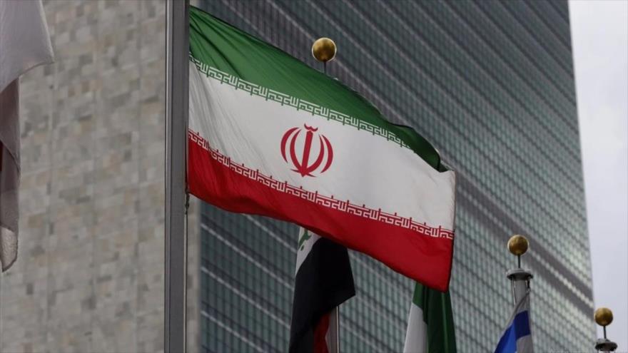 La bandera de Irán hondea frente a la sede de la ONU en Nueva York, en EE.UU.