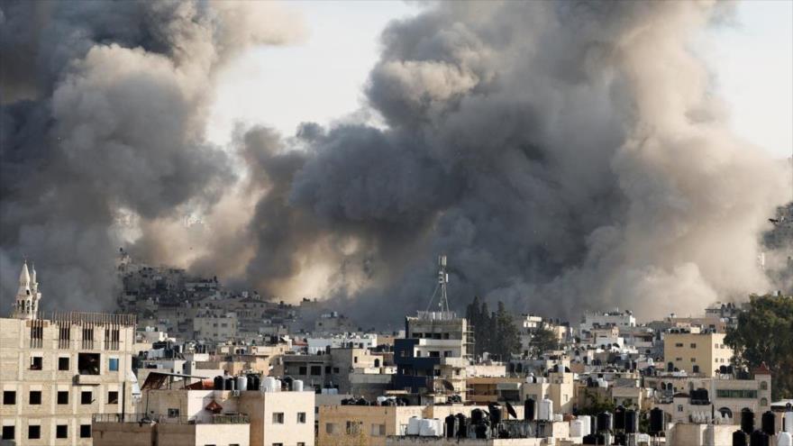 El humo se eleva durante un ataque israelí a viviendas palestinas en Yenín, en la Cisjordania ocupada, 2 de febrero de 2025. (Foto: Reuters)