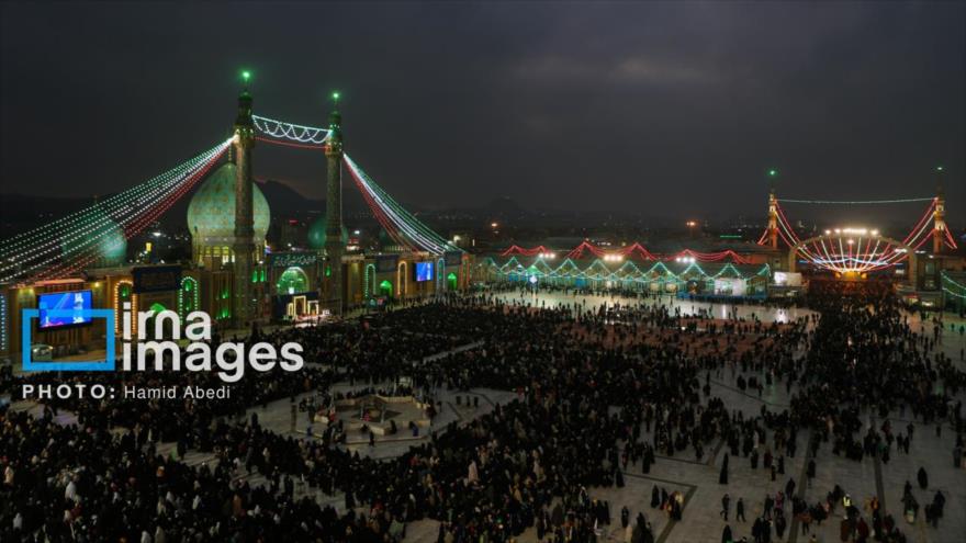 Iranies se iluminan en celebración por el natalicio del Imam Mahdi (P)