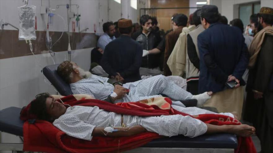 Los heridos en el atentado terrorista reciben asistencia médica en un hospital en Quetta, Pakistán, 14 de febrero de 2025. (Foto: Reuters)