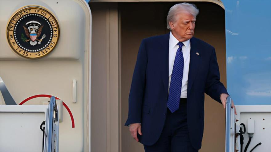 El presidente de EE.UU., Donald Trump, sale del Air Force One en el Aeropuerto Internacional de Palm Beach, 14 de febrero de 2025.