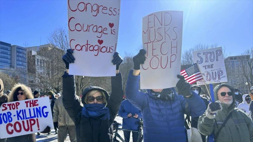 La gente protesta en Boston contra las políticas del Gobierno de Trump, 14 de febrero de 2025. (Foto: AFP)