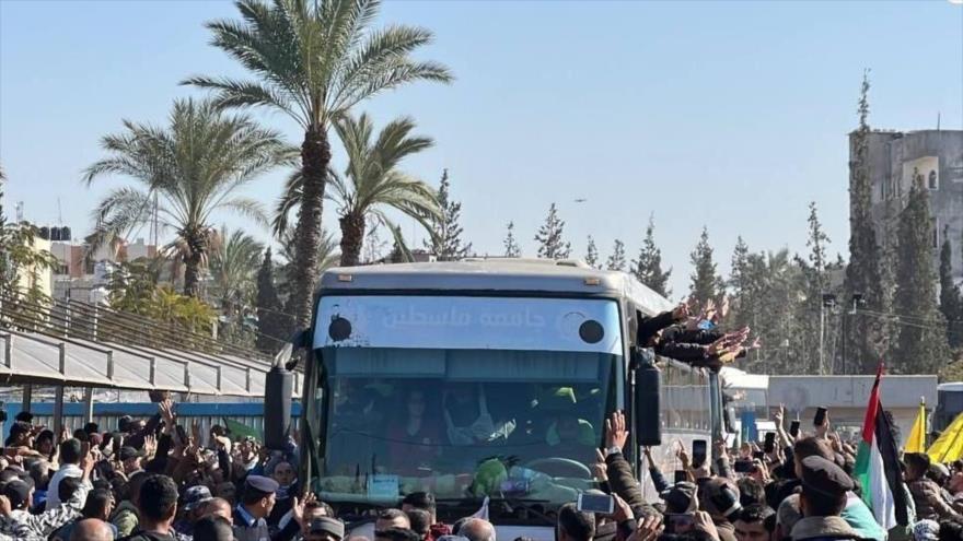 Autobuses de prisioneros palestinos liberados llegan a Jan Yunis, sur de Gaza, 15 de febrero de 2025.